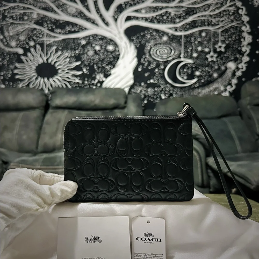 Coach Embossed Black Wristlet new without tags - Picture 9 of 17